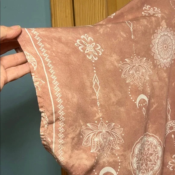 Lotus and Luna Bohemian Pink Kimono with White Patterns - Picture 6 of 6